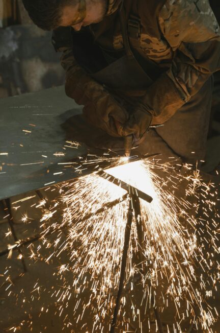 Stoły spawalnicze - jak wybrać odpowiedni model do warsztatu