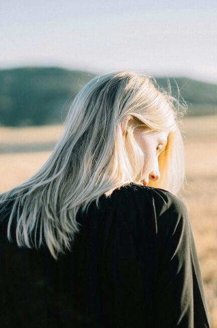 Platynowy blond - jak uzyskać i utrzymać chłodny odcień bez żółtych tonów